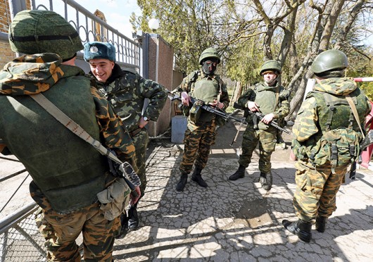 A Ukrainian soldier fraternizes with armed Russian soldiers at his base in Yevpatoria, Crimea, March 5. Credit: Courtesy of MCT