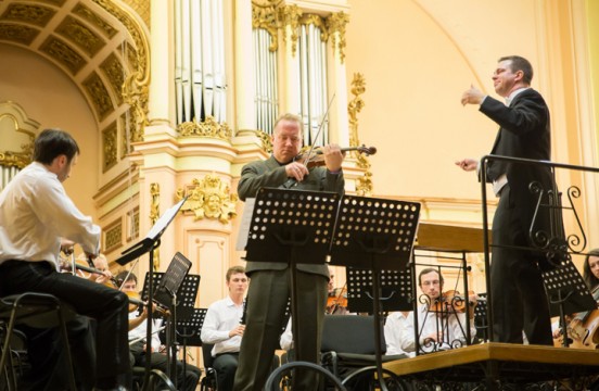 Violinist Christian Howes and conductor Douglas Droste perform June 21  at Lviv Concert Hall in the Ukraine. Credit: Courtesy of Volodymyr Hot 